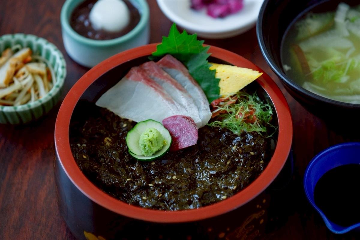 人気のクロメ丼